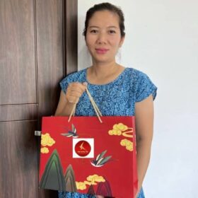 Khách hàng mua yến sào thượng hạng cao cấp hồng nhung